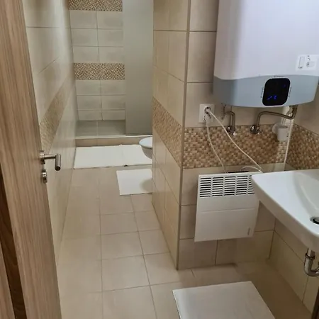 Center Apartmanhaz Lägenhet