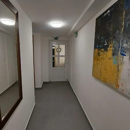 Center Apartmanhaz *